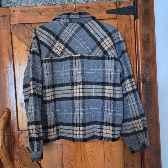 Cropped Shacket - Picture 2 of 7